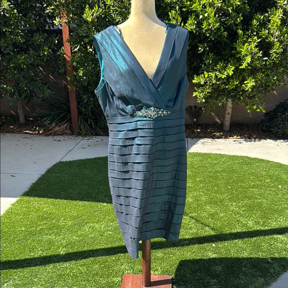 Elegant Teal Sleeveless Dress